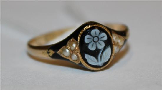 Victorian cameo 15ct gold mourning ring